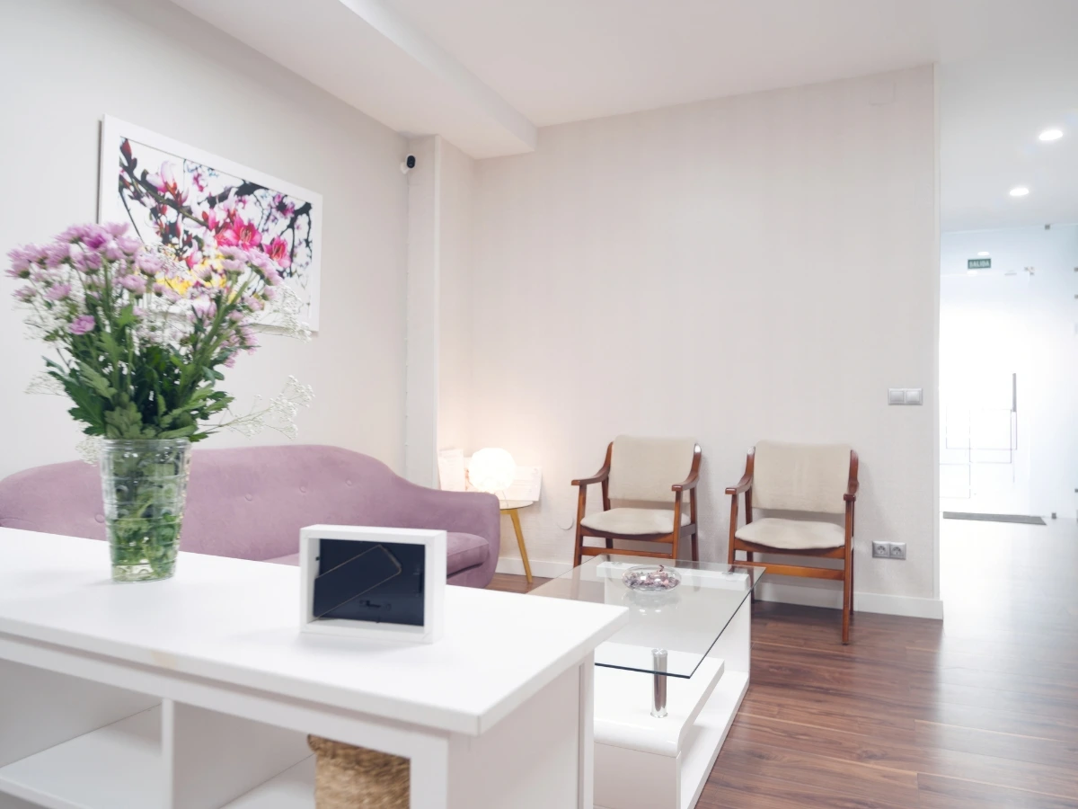 Svijetla čekaonica i recepcijski prostor ordinacije
